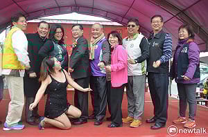 街友尾牙宴，藍綠選將齊跳抖肩舞熱場