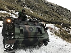 不畏低溫！陸軍運兵車進駐合歡山協助救援