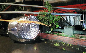 被晃到地上！新北鶯歌2噸水塔倒塌躺路中