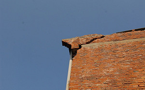 小心天降磁磚！地震＋低溫大樓外牆恐剝落