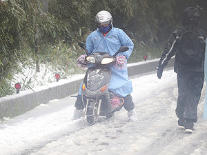 大屯山銀白世界 騎機車硬衝卡關啦!