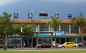 快訊》花蓮大震！台鐵花蓮站水管爆月台裂