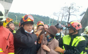 花蓮雲門翠堤大樓倒塌  救出1名韓籍婦女