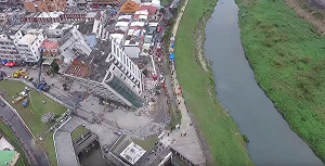 空拍看花蓮強震 崩路塌房駭人 (影)