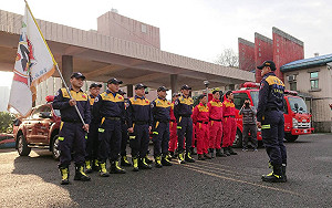 嘉義縣市特搜隊挺進花蓮災區 民眾：「把人救出來！」