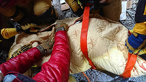 快訊》經過14小時搜救2人 統帥飯店1死1脫困