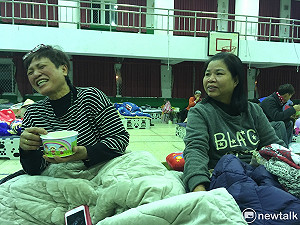 安置所側記》強震後與家人視訊 鄰居笑稱：眼睛都有淚了！