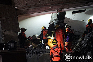 辛苦了！震災搜救人員地板當床 累了換另一批再上