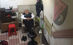 影城保全睡逃生通道 業者允諾改善