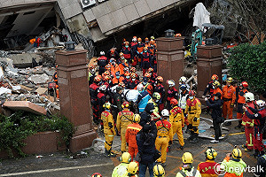 雲翠現場》總罹難人數9人 江振昌遺體抬出家屬哀戚