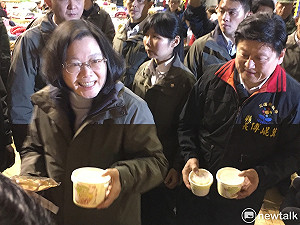與災民共餐傅崑萁幫小英拿湯 小英：怎麼拿這麼多碗!
