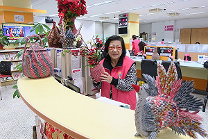 鶯歌戶所志工巧手創作 撲克牌紙藝栩栩如生