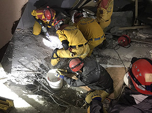 花蓮強震  香港夫妻相擁罹難親屬今赴殯儀館