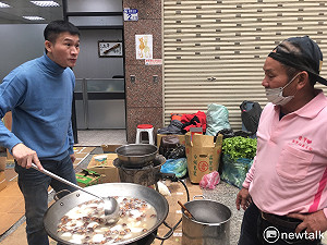 雲翠側記》霹靂火秦楊這次不送番仔火 送麻油雞慰勞搜救隊