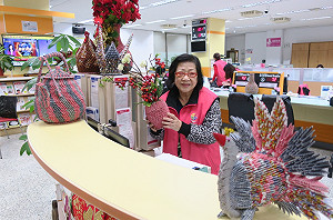 鶯歌戶所志工巧手創作   撲克牌紙藝栩栩如生