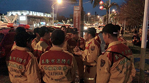 201房4大1小搶救不放棄  要從4樓打洞進去搜救