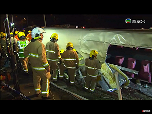 香港大埔公路雙層巴士側翻  19死60餘傷  還有人受困