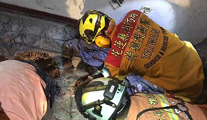 傅崐萁徵得兩名中籍失蹤家屬同意   開始用大鋼牙開挖