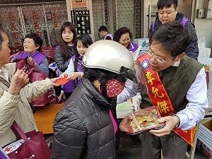 拼國民黨嘉義市長初選　李允傑身披紅彩帶出陣