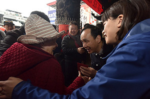 朱立倫三蘆拜年　現場發「狗來旺」福袋人氣夯