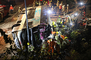 港悼念巴士慘劇罹難者 取消春節煙火