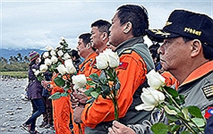 黑鷹6人罹難 　正駕駛妻面向大海哭喊：任務完成了