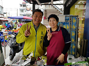 王定宇市場拜票 巧遇維冠住戶互打氣