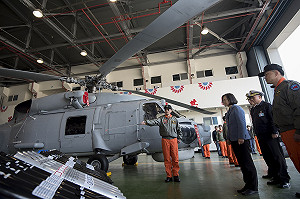 蔡英文慰勉國軍 登上反潛直昇機模擬座艙