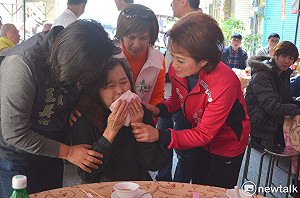 嘉義市選將出席圍爐餐 火警受災戶淚崩