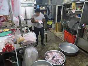 深夜查獲活禽私宰 業者遭開罰5萬 雞隻送禽流感檢驗