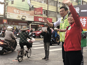 退選後沒閒著！劉世芳陪新生代議員上街拜票