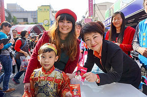 盧秀燕天津商圈拜年 民眾祝高票當選