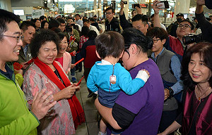 小年夜沾喜慶 陳菊左營站發小紅包拜年