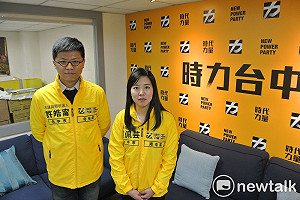 學兄妹手牽手 許皓甯吳佩芸披黃袍進軍中市議會