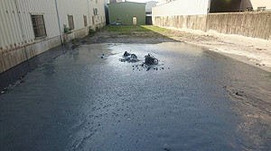 警消警戒中！高雄鳥松路面噴泥漿