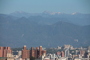 全台溫差大！嘉義高溫31.8度　平地遠眺白頭的玉山