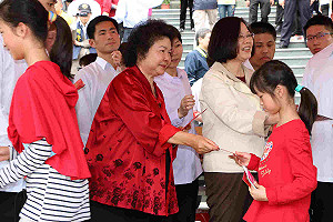 陳菊陪同總統高雄發紅包 上千民眾熱情排隊領取