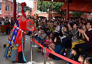 文化部長鄭麗君走春傳藝 參拜文昌祠