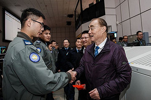 過年好忙》馮世寬全台跑透透 犒慰留值戰備官兵