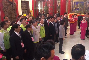 蔡英文初二走春 基隆天顯宮發紅包遭抗議者咆哮