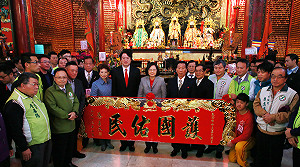 祈福拜年！蔡英文基隆天顯宮參拜致贈「護國佑民」匾額