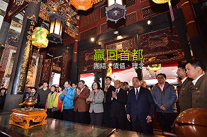 總統保安宮發紅包福袋　柯文哲姚文智陪同