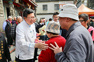 年初四走春 　鄭文燦大園區祈福求航空城推動順利