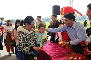 潘孟安大年初四熱博園區　新春拜年發紅包袋