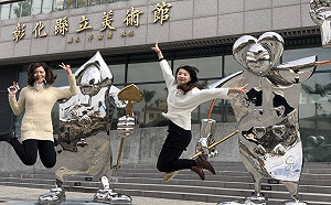 春節瘋打卡 撲克兵守衛美術館成熱門景點