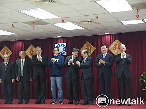 馬英九著KMT帽Ｔ亮相　三問民進黨執政台灣有更好嗎?