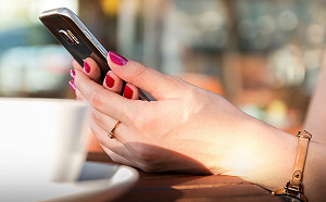 台灣人更黏手機了！近8成民眾每天使用逾2小時