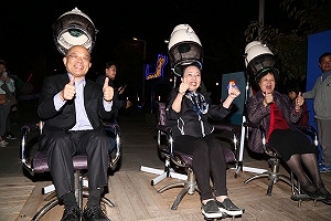 比亮玩超嗨 !電火球蘇貞昌坐上女兒旋轉美髮椅照亮燈罩