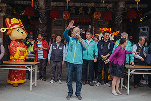 張花冠力挺張明達 同框照一堆形影不離