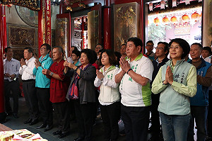 陳菊至鳳山雙慈亭發送紅包  初選戰將緊相隨